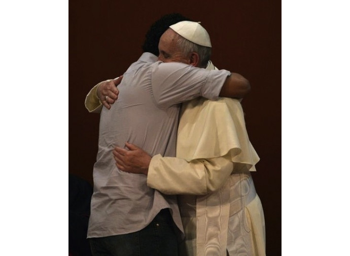 L'abbraccio di papa Francdsco L'abbraccio di papa Francdsco