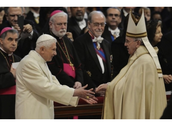 L'abbraccio dei due Papi al Concistoro