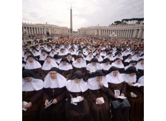 Il Papa ricorda che  «è la sofferenza che crea i santi»