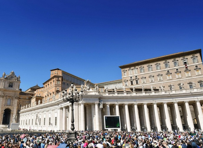 Piazza san Pietro durante l'Angelus del Papa