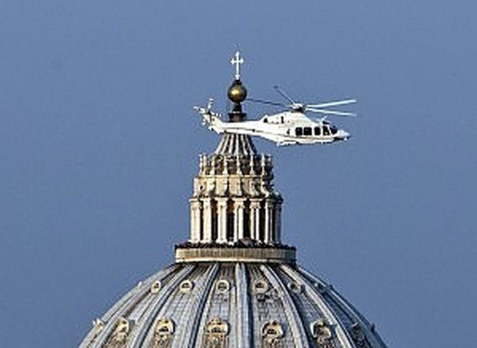 L'elicottero con papa Benedetto che lascia il Vaticano il 28 febbraio 2013 L'elicottero con papa Benedetto che lascia il Vaticano il 28 febbraio 2013