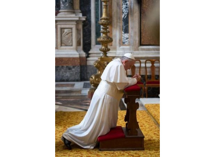 Papa Francesco in preghiera Papa Francesco in preghiera