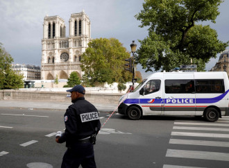 Poliziotti pugnalati in una Francia malata di jihadismo