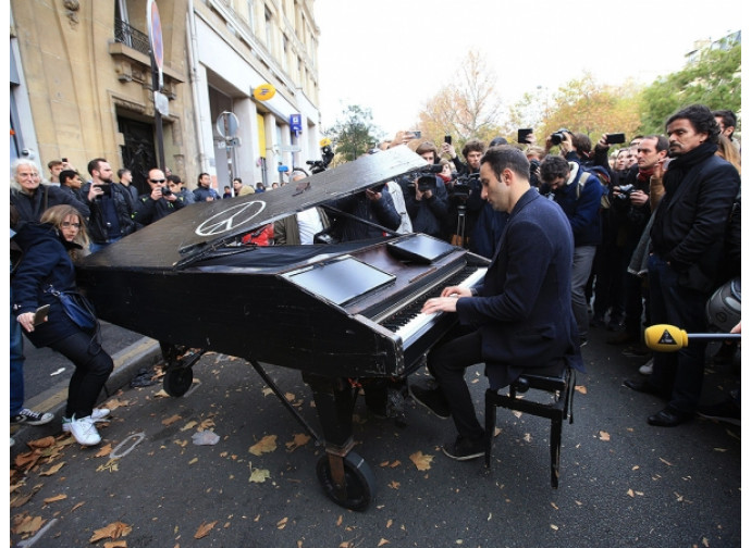 Pianoforte suona per le vittime del Bataclan, Parigi Pianoforte suona per le vittime del Bataclan, Parigi