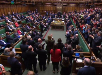 Regno Unito, il Parlamento chiude con la Brexit in sospeso