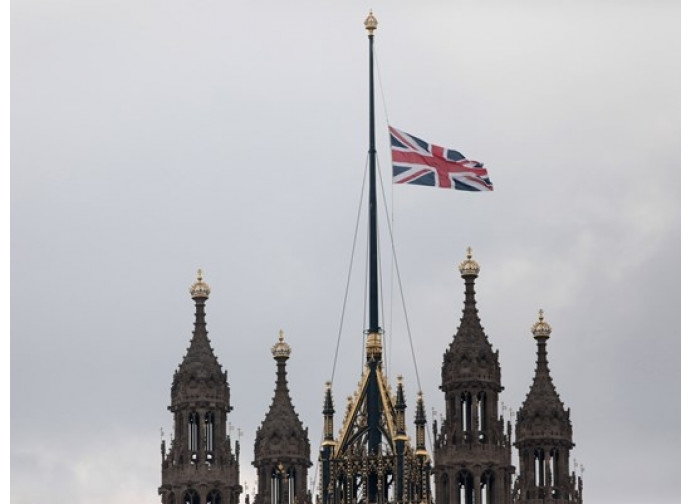 Bandiera a mezz'asta su Westminster Bandiera a mezz'asta su Westminster