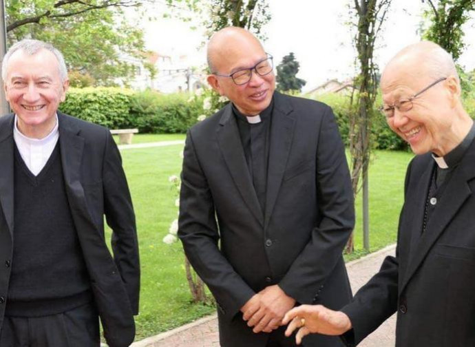 Peter Choy al centro, tra il cardinale Parolin e il cardinale Tong