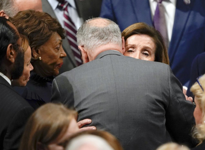 Nancy Pelosi abbraccia Chuck Schumer dopo l'annuncio delle dimissioni Nancy Pelosi abbraccia Chuck Schumer dopo l'annuncio delle dimissioni
