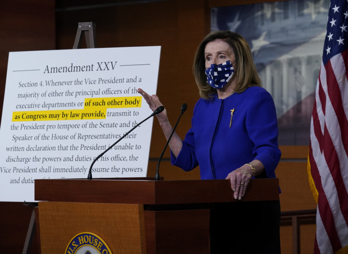 Nancy Pelosi illustra il 25mo emendamento Nancy Pelosi illustra il 25mo emendamento