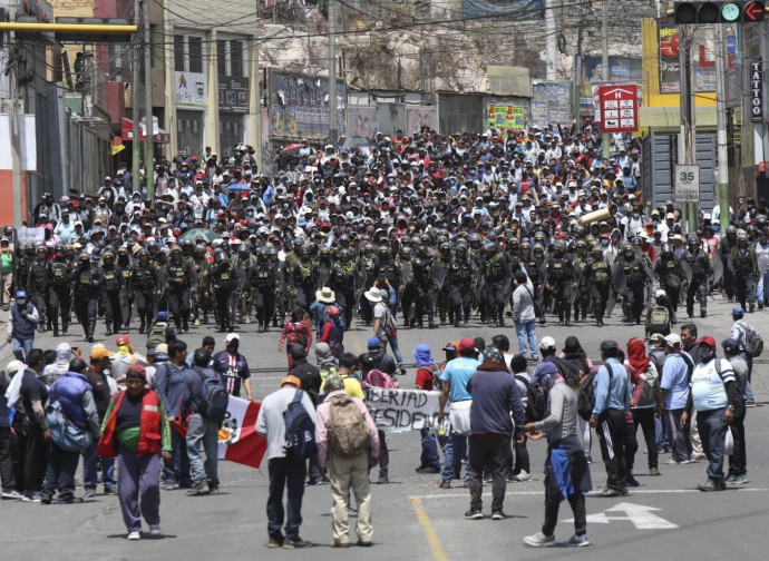 Perù, proteste per la liberazione di Castillo
