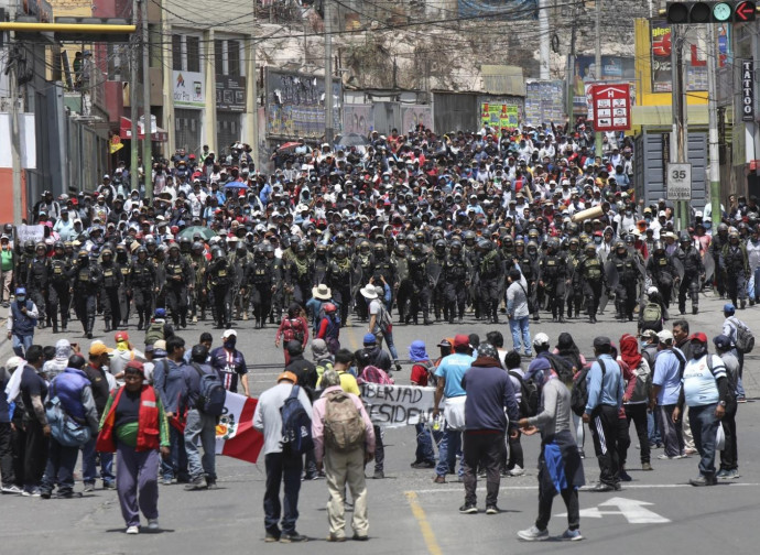 Perù, proteste per la liberazione di Castillo Perù, proteste per la liberazione di Castillo