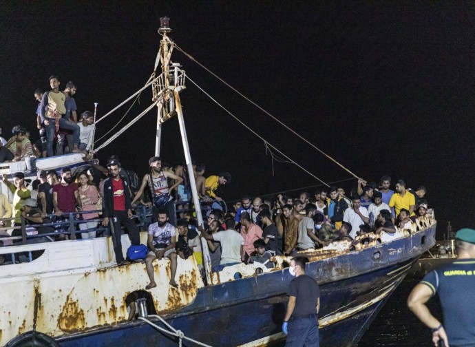 Immigrati in arrivo a Lampedusa su un vecchio peschereccio