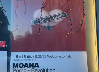 Al teatro parrocchiale si celebra Moana Pozzi. Al parroco sta bene