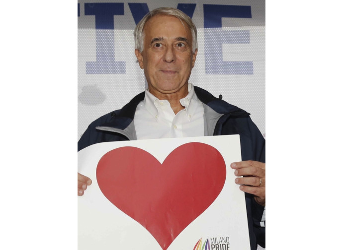 Il sindaco di Milano Giuliano Pisapia al Gay Pride Il sindaco di Milano Giuliano Pisapia al Gay Pride