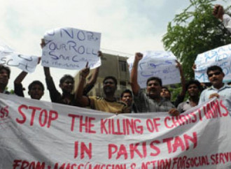 Centinaia di musulmani attaccano un villaggio cristiano in Pakistan