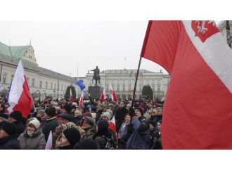 Polonia, il rischio di una rivoluzione pilotata
Media ed ex regime uniti contro il governo