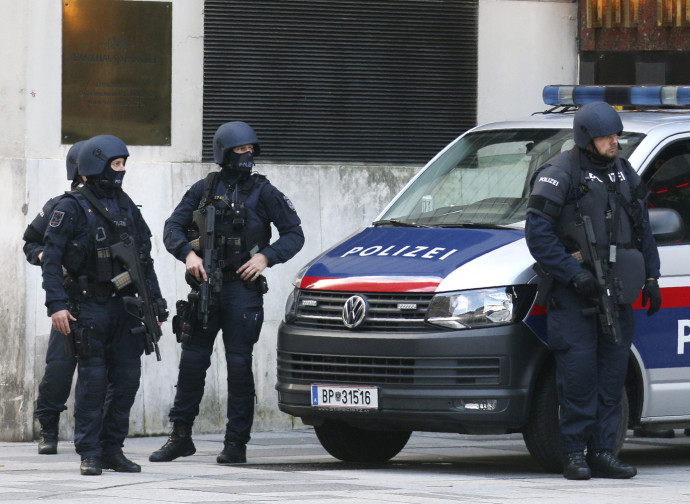 Polizia austriaca in azione dopo l'attentato di Vienna