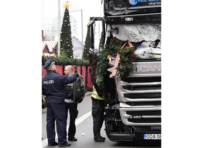 Polizia tedesca ispeziona il camion dell'attentato a Berlino Polizia tedesca ispeziona il camion dell'attentato a Berlino
