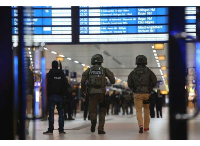 Polizia tedesca alla stazione di Dusseldorf Polizia tedesca alla stazione di Dusseldorf