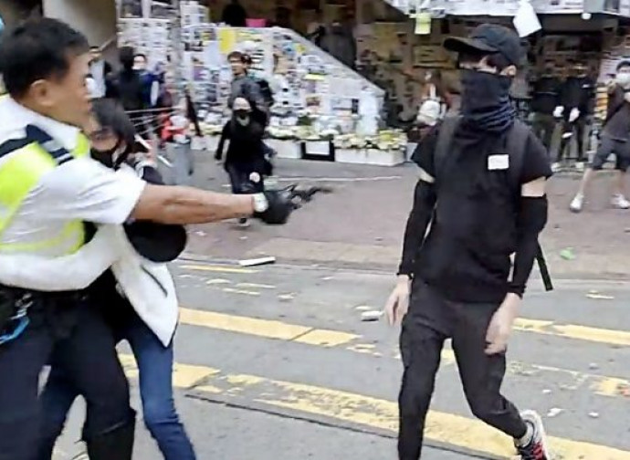 Hong Kong, poliziotto spara a un manifestante Hong Kong, poliziotto spara a un manifestante