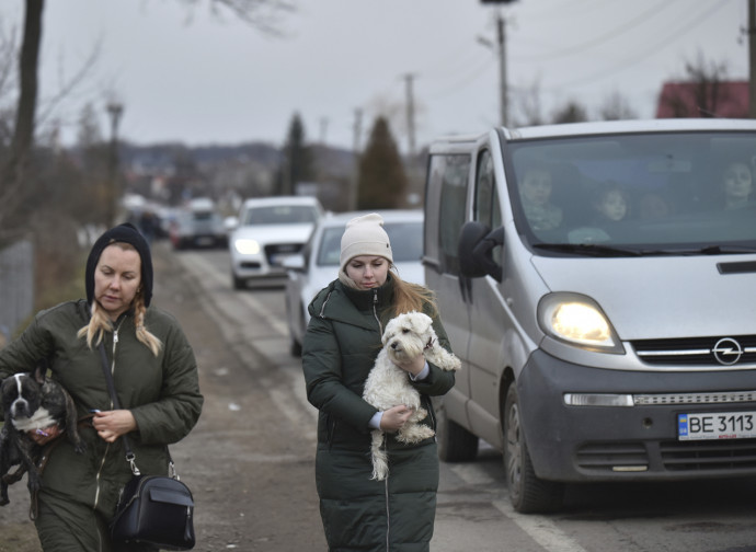 Colonna di profughi dall'Ucraina al confine polacco