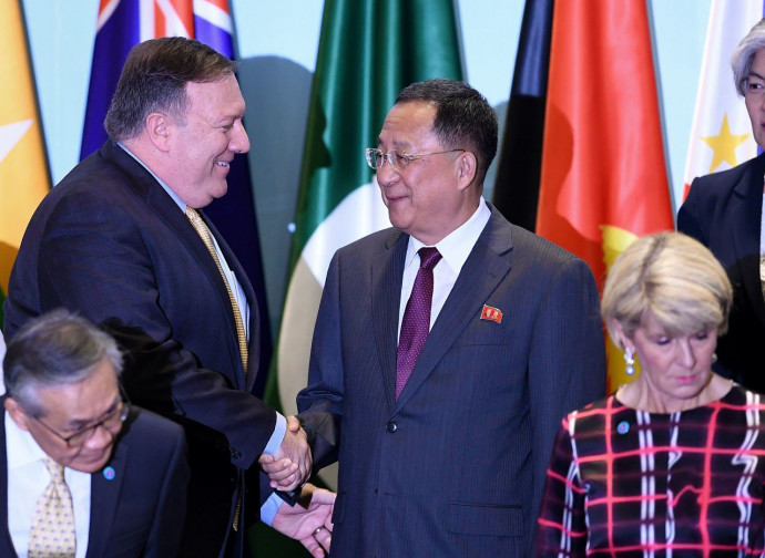 La stretta di mano fra Mike Pompeo e Ri Yong-ho La stretta di mano fra Mike Pompeo e Ri Yong-ho