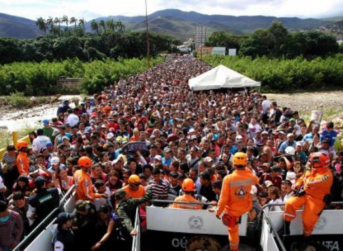 Venezuelani in fuga verso la Colombia Venezuelani in fuga verso la Colombia