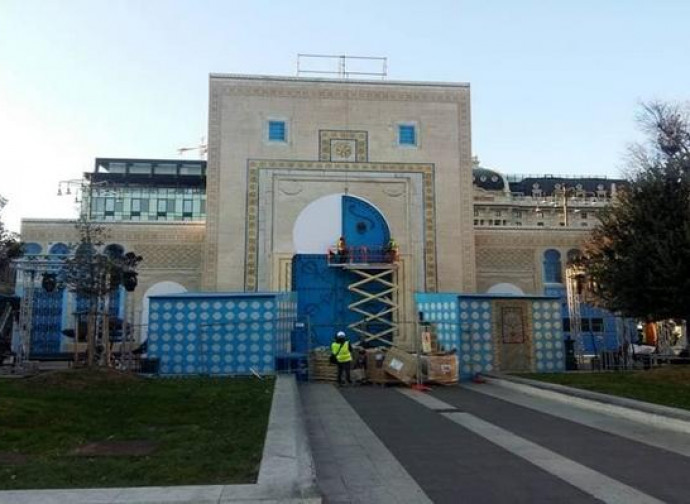 Porta araba davanti alla stazione centrale di Milano