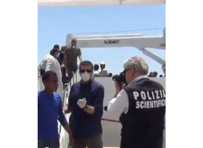 Arresto di presunti scafisti Arresto di presunti scafisti