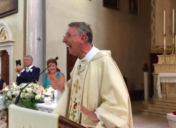 Un sacerdote canta una canzone pop durante la messa