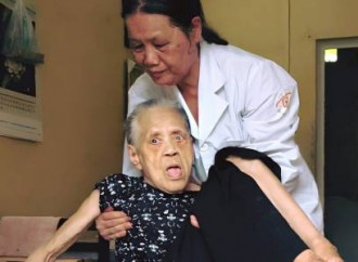 Sono le suore cattoliche ad assistere i malati di lebbra in Vietnam