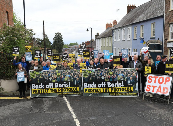 Belfast, manifestazione a favore del protocollo con l'Ue Belfast, manifestazione a favore del protocollo con l'Ue