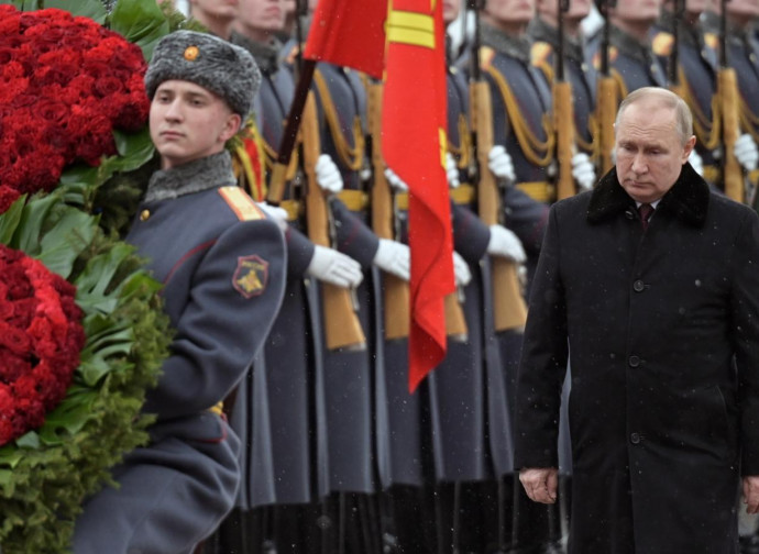 Vladimir Putin alla tomba del milite ignoto nella Festa dei Difensori della Patria Vladimir Putin alla tomba del milite ignoto nella Festa dei Difensori della Patria