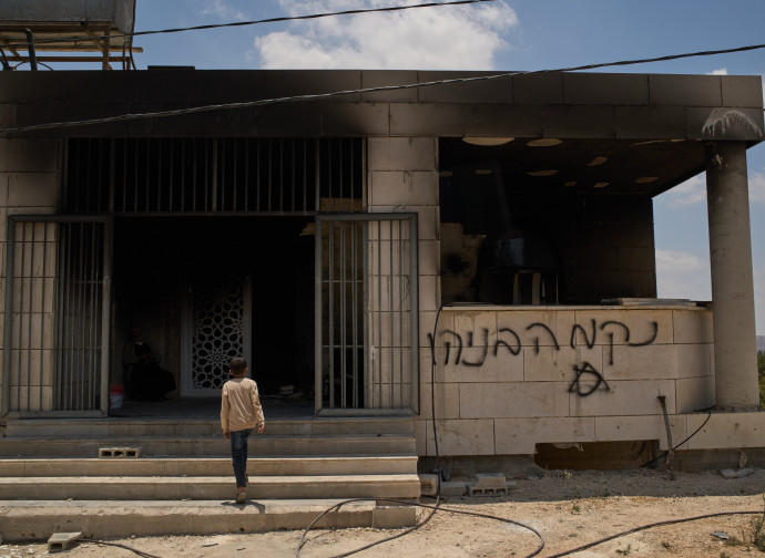 Moschea di Qusra, Cisgiordania, bruciata da coloni israeliani (AP)