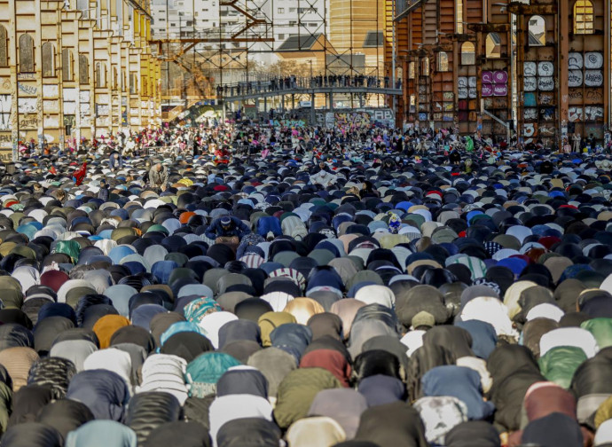Preghiera di fine Ramadan a Torino (La Presse)