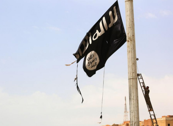 Raqqa, ammainata la bandiera dell'Isis