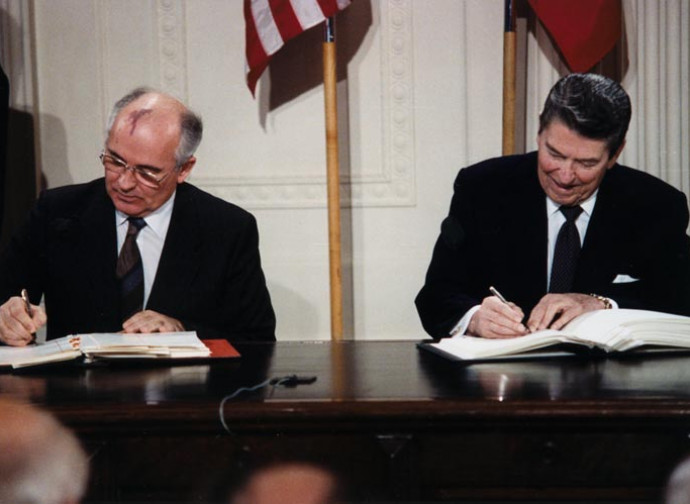 Gorbachev e Reagan firmano il Trattato Inf nel 1987