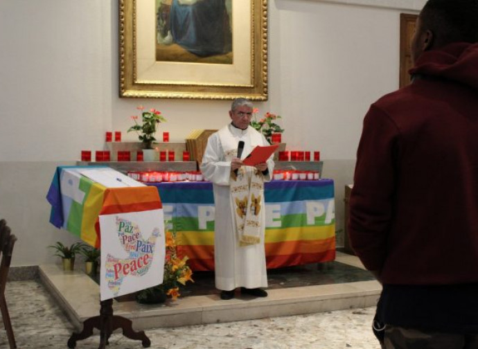 Arcobaleno sull'altare della parrocchia Regina Pacis, Monza Arcobaleno sull'altare della parrocchia Regina Pacis, Monza