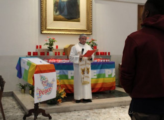 Arcobaleno sull'altare e migranti al posto della Via Crucis