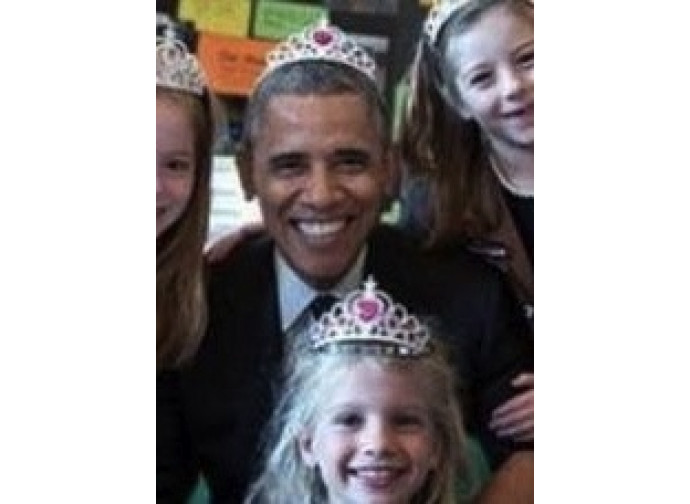 Il presidente Obama con la coroncina Il presidente Obama con la coroncina