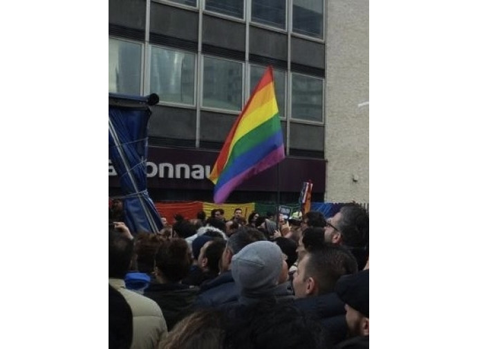 Manifestanti gay davanti al Palazzo della Regione Lombardia