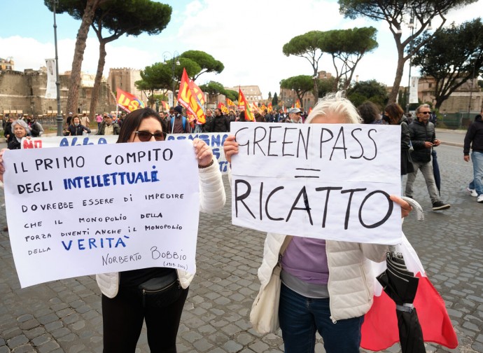 Manifestazione No Green Pass a Roma Manifestazione No Green Pass a Roma