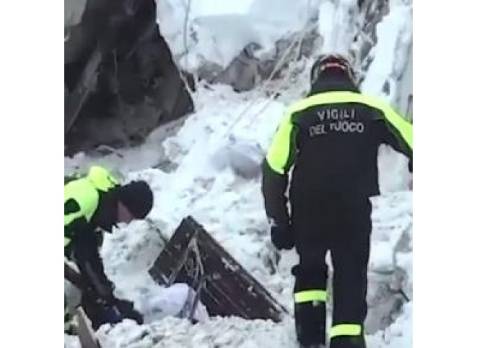 Rigopiano, Vigili del Fuoco in azione Rigopiano, Vigili del Fuoco in azione