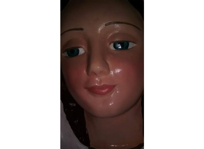 La statua della vergine, con le gote umide di lacrime La statua della vergine, con le gote umide di lacrime