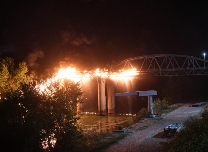 Roma, incendio del Ponte delle Industrie