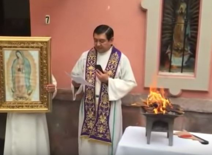 padre Hugo Valdemar si appresta a bruciare la Pachamama