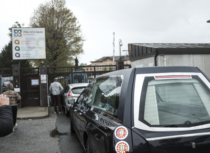 Carro funebre in una Rsa