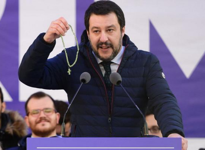 Salvini con il rosario in mano Salvini con il rosario in mano