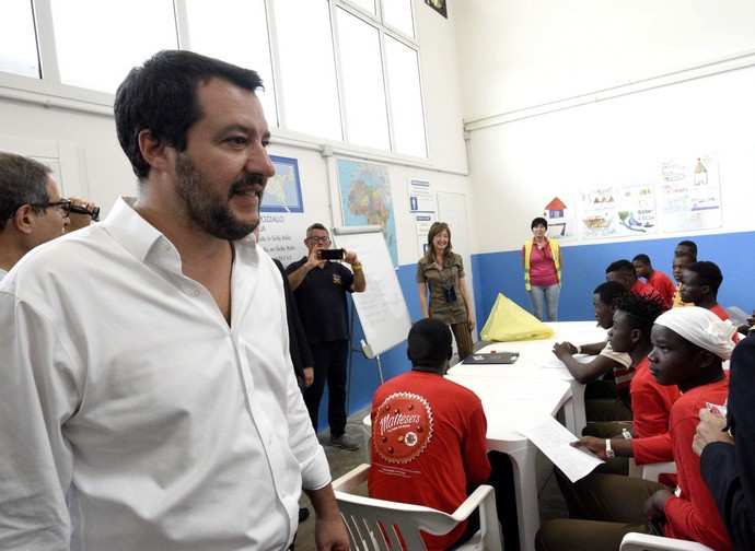 Il ministro Salvini bel centro di accoglienza di Pozzallo