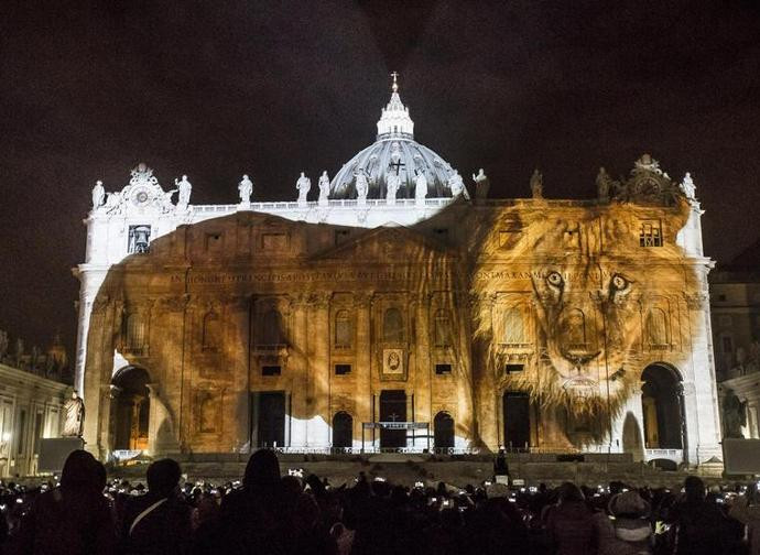 Lo show degli animali sulla facciata di San Pietro, 8 dicembre 2015